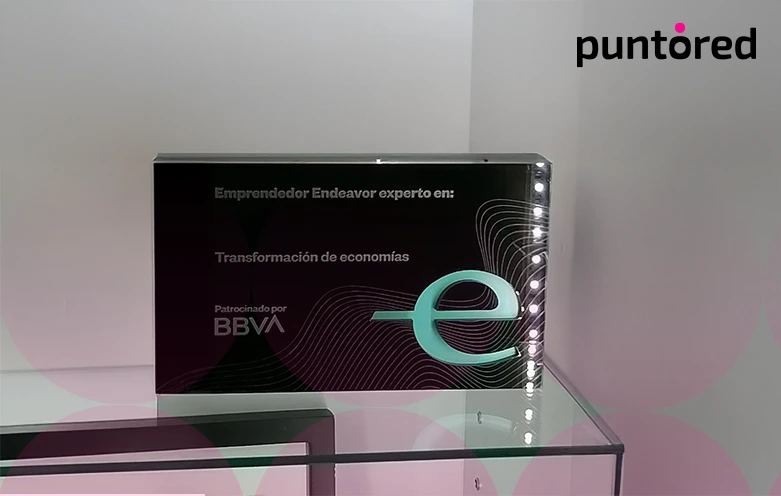 Trofeo del reconocimiento de Endeavor entregado a Puntored por su impacto en la inclusión financiera